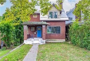 view of front of property with a front lawn