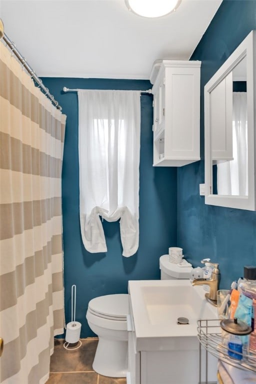 bathroom featuring a shower with shower curtain, vanity, and toilet