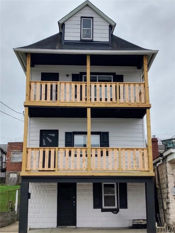 535 Grant Ave, Heidelberg, PA 15106 - back of property featuring a balcony