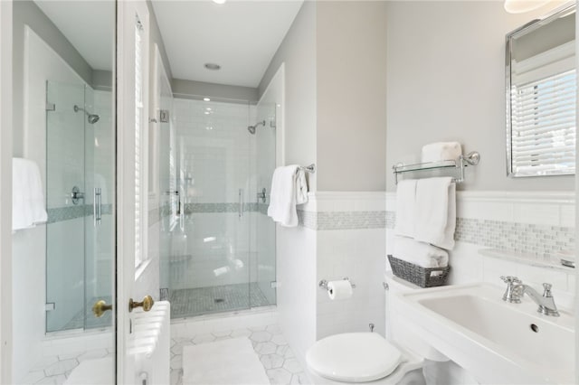 918 W Waldheim Rd, Fox Chapel, PA 15215 - full bathroom with a shower stall, toilet, a sink, tile walls, and wainscoting