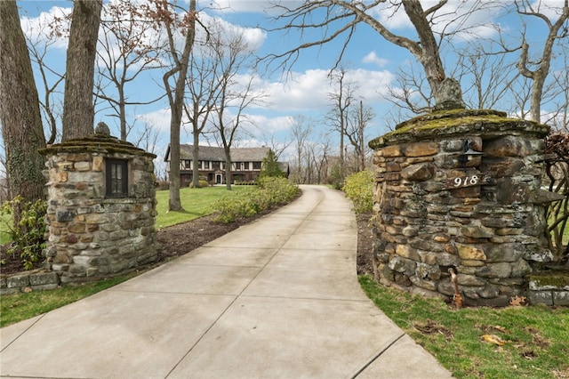 918 W Waldheim Rd, Fox Chapel, PA 15215 - view of home's community with a yard