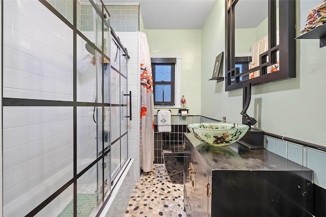 1556 W Ingomar Rd, Franklin Park, PA 15237 - full bath with a tile shower and vanity