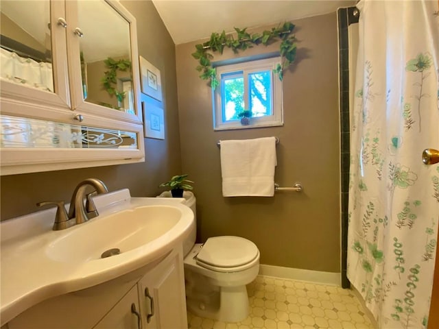 bathroom with toilet, baseboards, vanity, and a shower with curtain