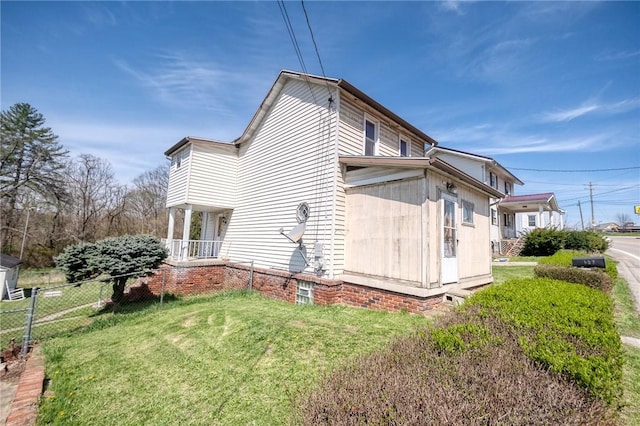 627 Rostraver Rd, Belle Vernon, PA 15012 - view of side of home featuring a yard and fence