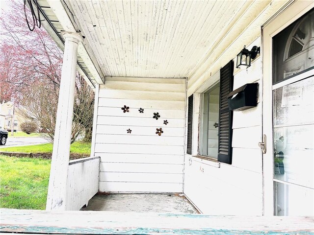 506 E Division St, New Castle/5Th, PA 16101 - entrance to property with covered porch