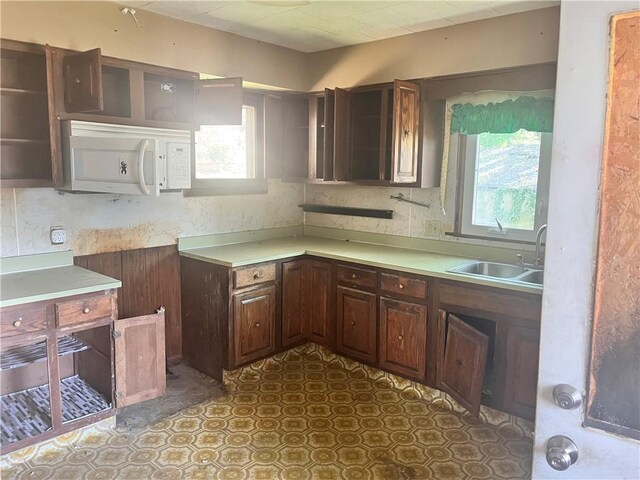 506 E Division St, New Castle/5Th, PA 16101 - kitchen with white microwave, a sink, and light countertops