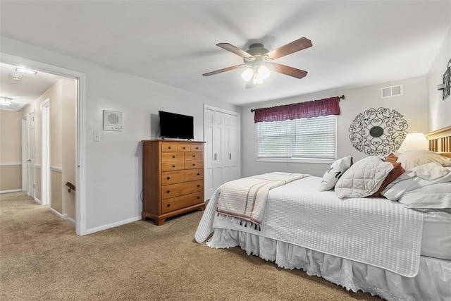 bedroom featuring carpet, a ceiling fan, baseboards, visible vents, and a closet
