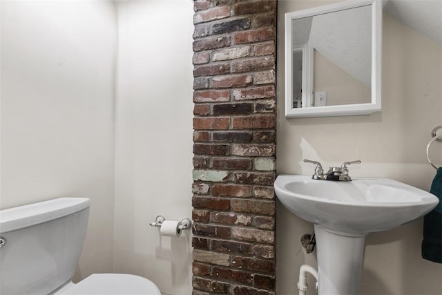 bathroom featuring a sink and toilet