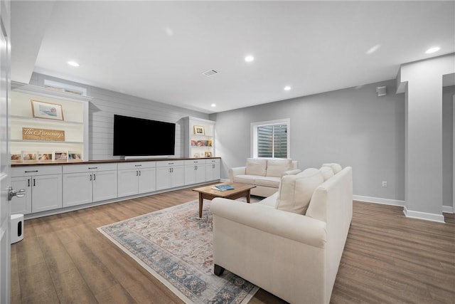 living room featuring recessed lighting, visible vents, wood finished floors, and baseboards