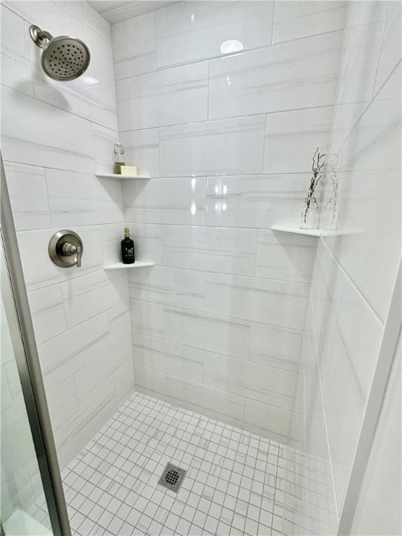 full bath featuring tiled shower
