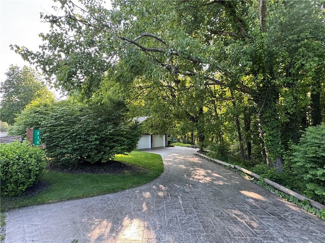 214 Mosshaven Way, Ligonier Twp, PA 15658 - view of side of home featuring a garage and driveway