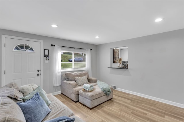 living room with light wood-style floors, baseboards, visible vents, and recessed lighting