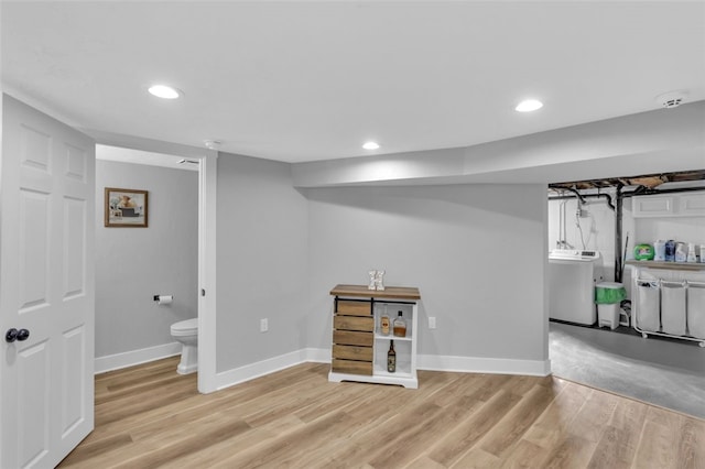 finished basement with recessed lighting, washer / clothes dryer, light wood-style flooring, and baseboards