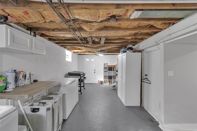 below grade area featuring washing machine and clothes dryer