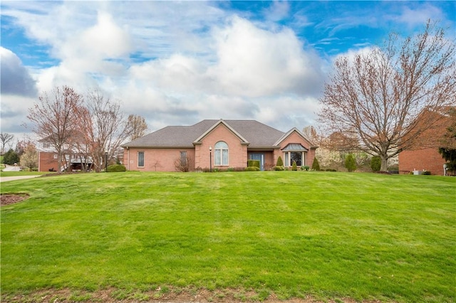 ranch-style house featuring a front yard