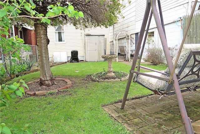 view of green lawn with a patio area