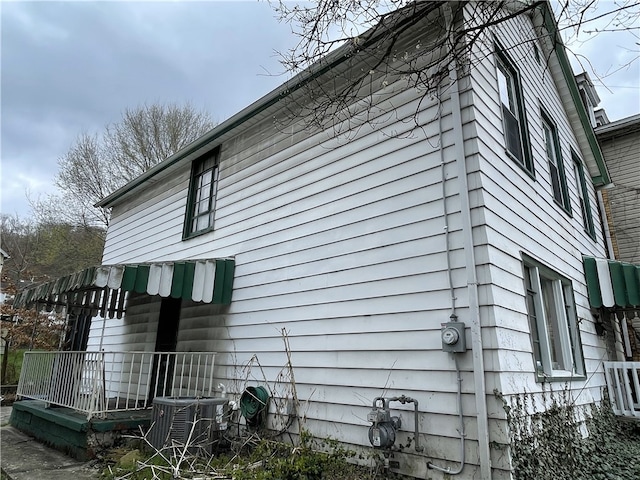 713 Crescent Ave, Ellwood City Law, PA 16117 - view of side of home with cooling unit
