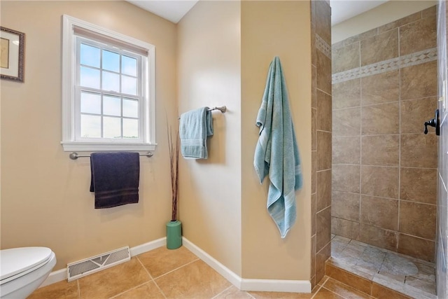 105 Hillcrest Rd, Penn Twp But, PA 16053 - full bath featuring a tile shower, toilet, baseboards, and tile patterned flooring