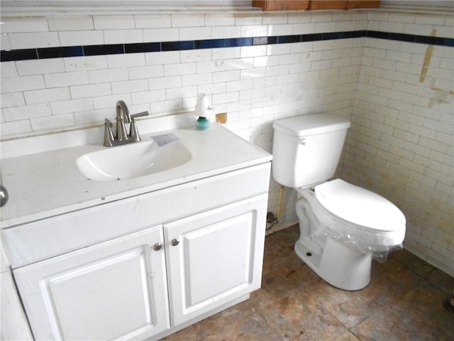 198 W Pearl St, City Of But Nw, PA 16001 - bathroom featuring toilet, vanity, and tile walls