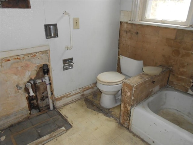 198 W Pearl St, City Of But Nw, PA 16001 - full bathroom featuring toilet, tile patterned floors, and a tub