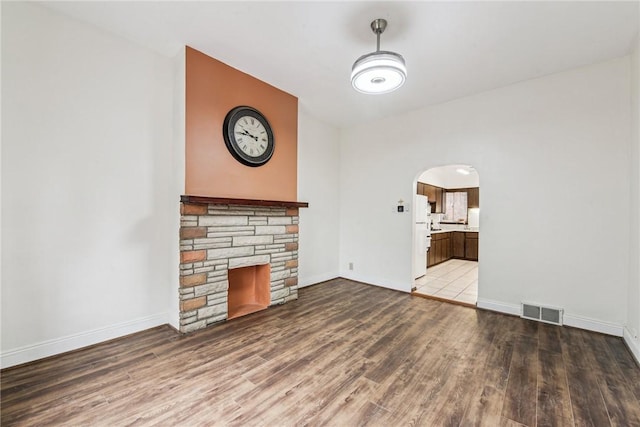4106 Garden Way, Lawrenceville, PA 15201 - unfurnished living room featuring arched walkways, wood finished floors, baseboards, and visible vents