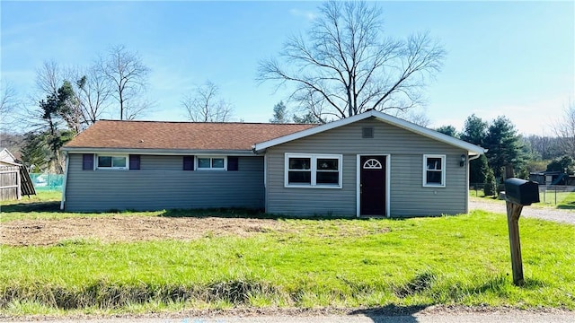 view of front of home featuring a front lawn