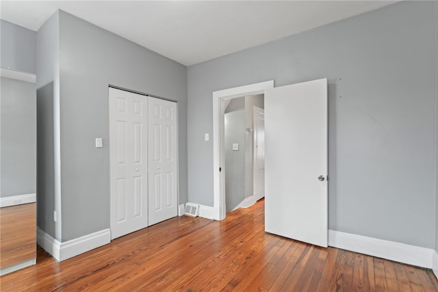 1968 Straubs Ln, Troy Hill, PA 15212 - unfurnished bedroom featuring a closet, visible vents, hardwood / wood-style flooring, and baseboards