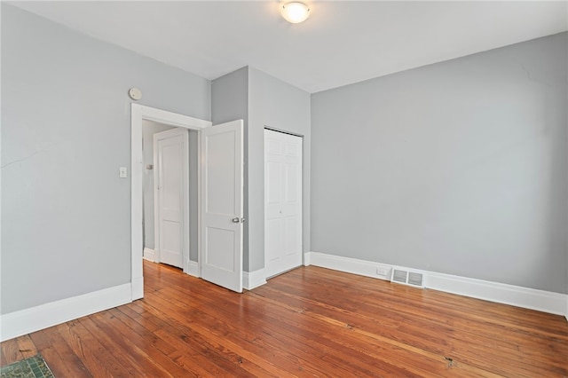 1968 Straubs Ln, Troy Hill, PA 15212 - unfurnished bedroom featuring a closet, visible vents, hardwood / wood-style flooring, and baseboards