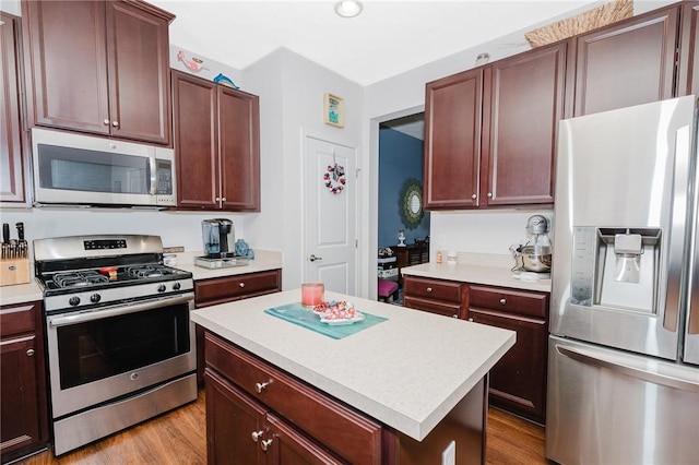 605 Skyline Ct, Irwin, PA 15642 - kitchen featuring light wood-style flooring, light countertops, a center island, and stainless steel appliances