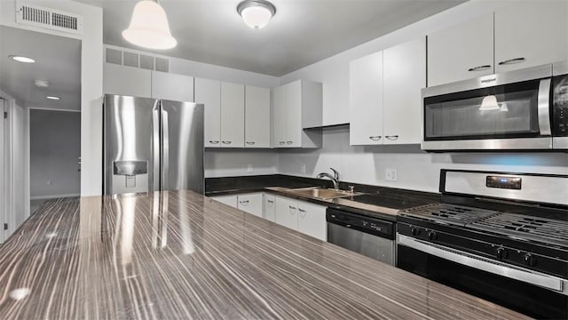 1814 Kenzie Dr, Robinson Twp Nwa, PA 15205 - kitchen featuring stainless steel appliances, visible vents, a sink, and dark countertops