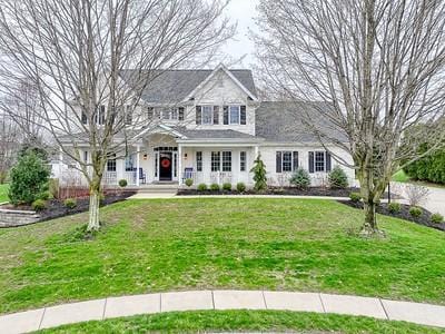 view of front of home featuring a front lawn