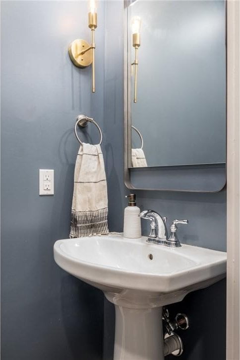 1371 Carnahan Rd, Banksville/Westwood, PA 15220 - view of bathroom
