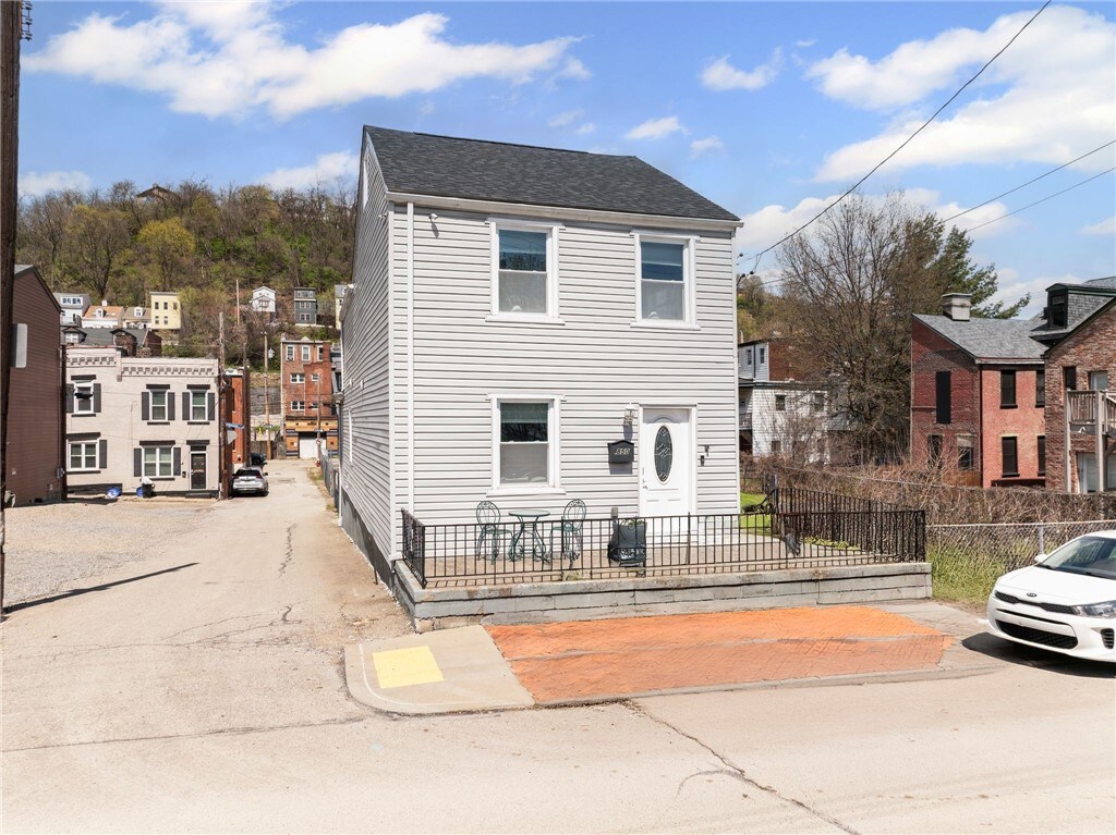 850 Tripoli St, Central North Side, PA 15212 - view of front of home with a fenced front yard