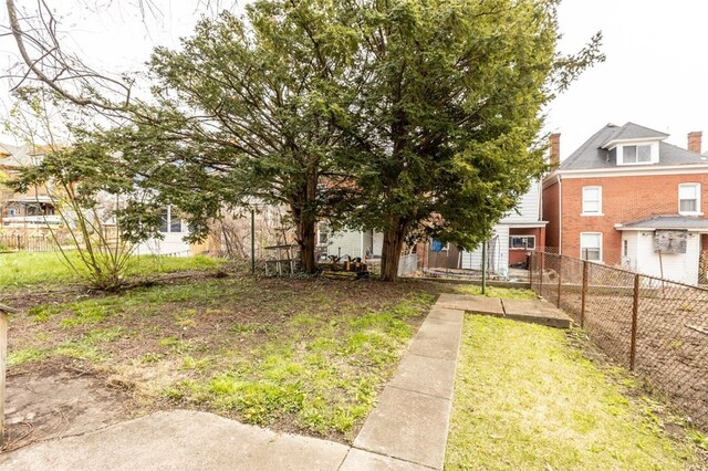 826 Collins Ave, Highland Park, PA 15206 - view of yard with fence