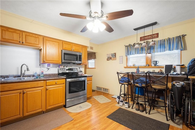 16 Fishpot Rd, Centerville, PA 15368 - kitchen featuring light wood-style floors, crown molding, visible vents, a sink, and stainless steel appliances