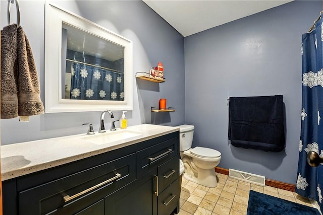 bathroom with vanity, curtained shower, baseboards, toilet, and visible vents