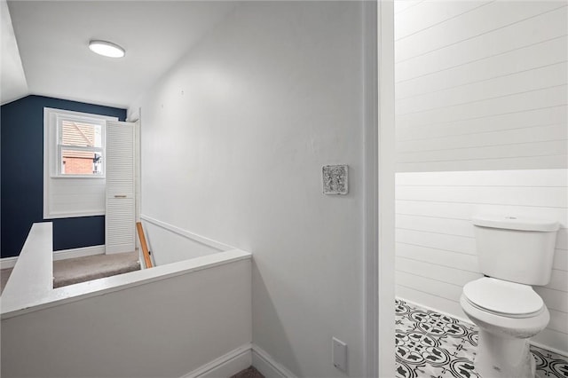 211 Wainwright Ave, Brentwood, PA 15227 - bathroom featuring vaulted ceiling, baseboards, and toilet