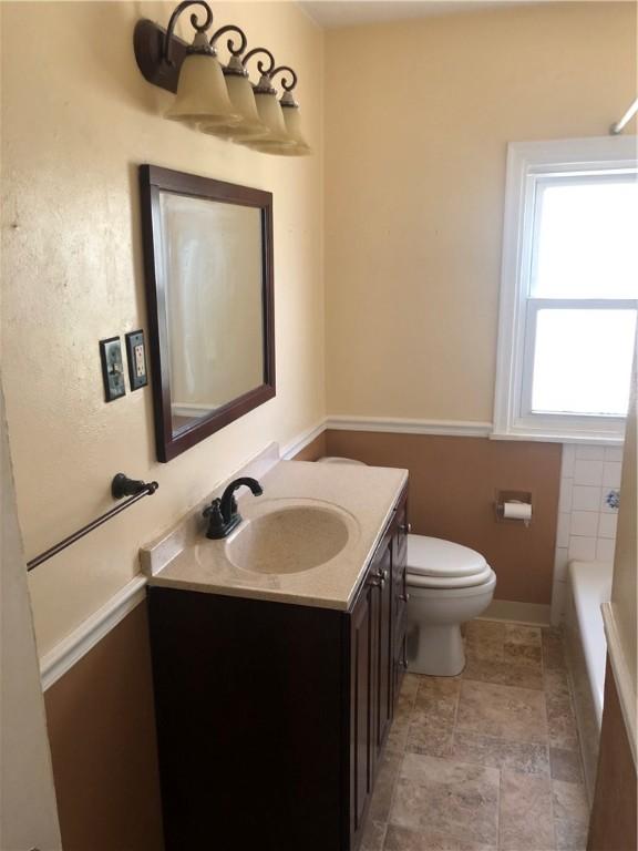159 Oakville Rd, Chippewa Twp, PA 15010 - bathroom featuring toilet, vanity, a tub, and baseboards