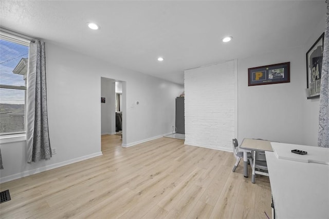 living area featuring recessed lighting, visible vents, light wood finished floors, and baseboards