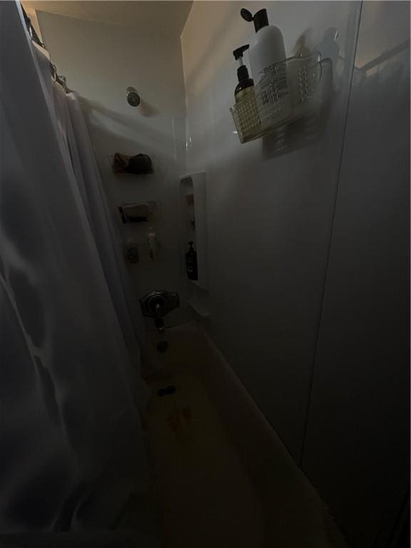 bathroom featuring shower / tub combo with curtain