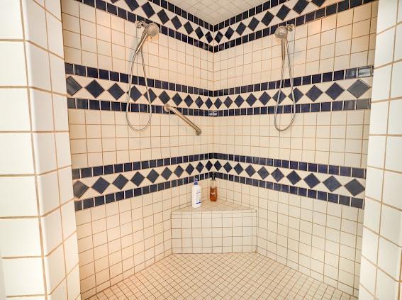 full bathroom featuring a tile shower