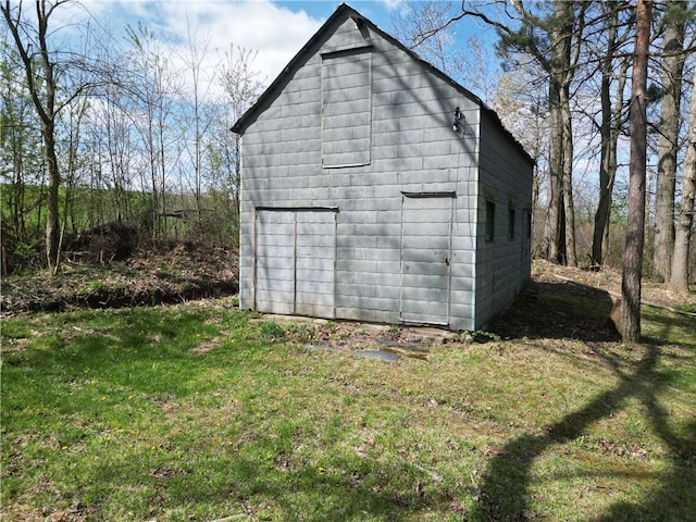 view of barn featuring a lawn