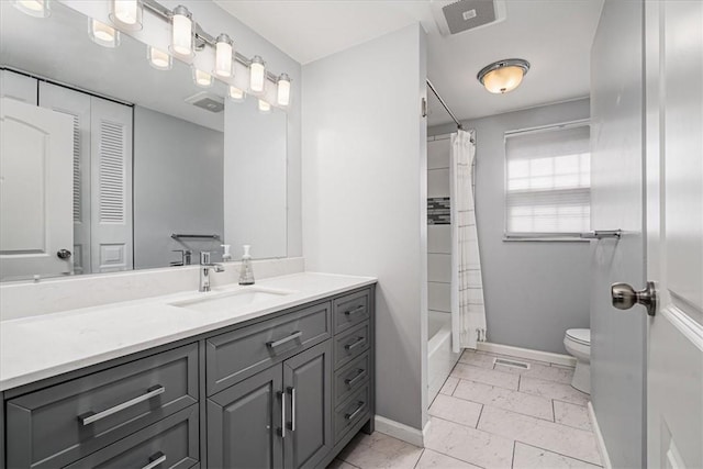 full bathroom featuring toilet, visible vents, baseboards, shower / bathtub combination with curtain, and vanity