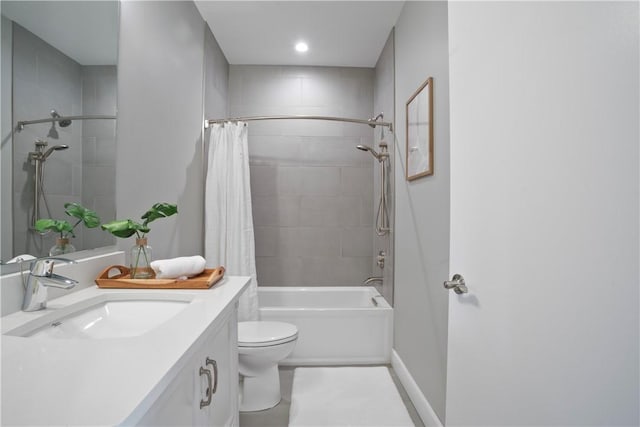 full bath with shower / bath combination with curtain, toilet, vanity, and baseboards