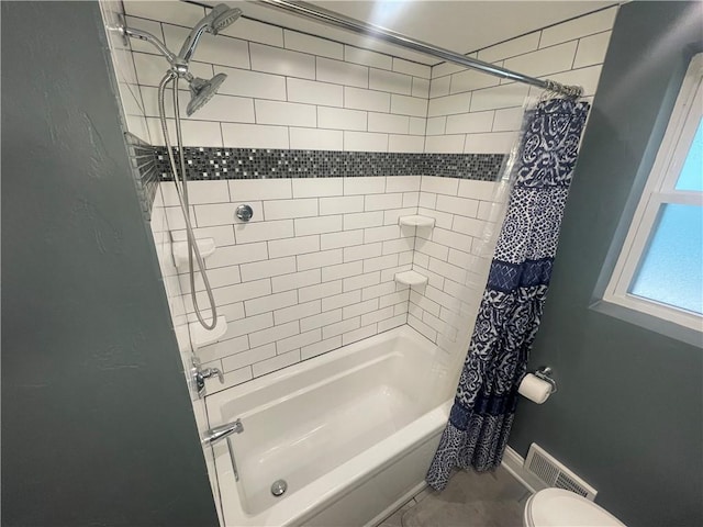 full bath featuring visible vents, baseboards, shower / bathtub combination with curtain, and toilet