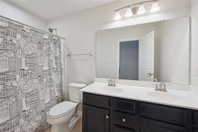 full bath featuring a sink, a shower with shower curtain, double vanity, and toilet