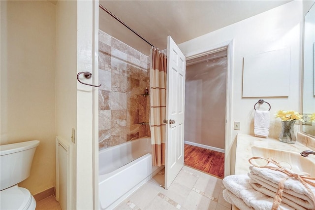 full bathroom featuring toilet, shower / bath combo, tile patterned flooring, vanity, and baseboards