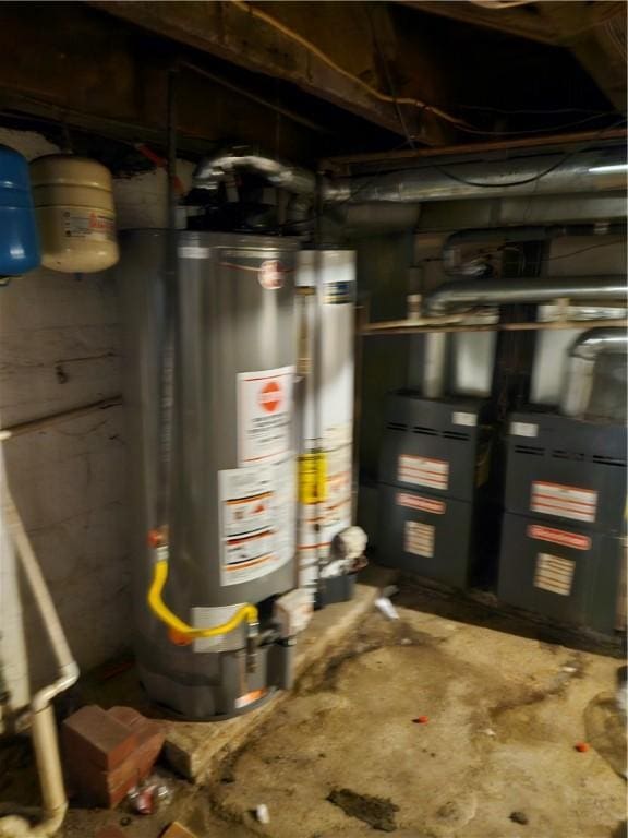 802 10th St, Stowe Twp, PA 15136 - utility room with gas water heater
