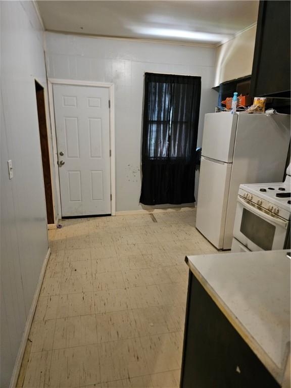 802 10th St, Stowe Twp, PA 15136 - kitchen featuring stove, baseboards, and light floors