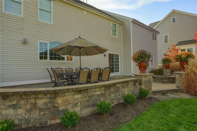 404 Plum Ct, Cranberry Twp, PA 16066 - rear view of property with a patio area
